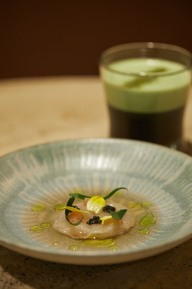 小檔首道料理從「熱情創意 咖啡無限」以抹茶那堤為基底,並灑上刺蔥、馬告等極具在地滋味的香料撒粉,搭配鱒韃靼,刻劃下星巴克首個五年開始茁壯的里程碑。 小檔首道料理從「熱情創意 咖啡無限」以抹茶那堤為基底,並灑上刺蔥、馬告等極具在地滋味的香料撒粉,搭配鱒韃靼,刻劃下星巴克首個五年開始茁壯的里程碑。