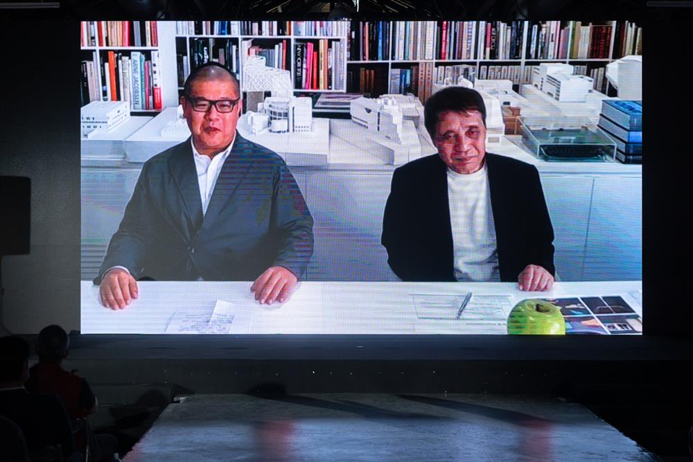 安藤忠雄建築師(右)與策展顧問龍國英(左)在記者會現場，跨洋連線跟臺灣觀眾打招呼 ©忠泰美術館 (1)表示：「展覽五年巡迴過五個城市，最終站落腳在『對話之地』的臺灣，也是極具意義的巧合。希望本次展覽能成為大家重新思考建築原點的機會。」