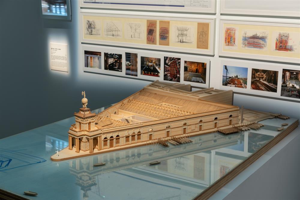 小檔「海關大樓（皮諾私人美術館）」將建築完全還原成15世紀當年的樣貌，僅在中央插入一個由清水混凝土牆框起的空間©忠泰美術館