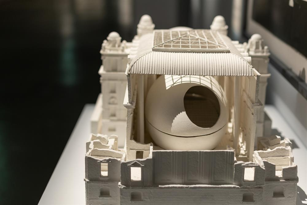 小檔「中之島計畫II—都市蛋空間」是中之島公會堂（1918年）改造計畫的提案，建築外觀維持原樣，但在內部插入一個由薄殼結構包裹的卵形大廳，代表了新舊之間的對立共存 ©忠泰美術館