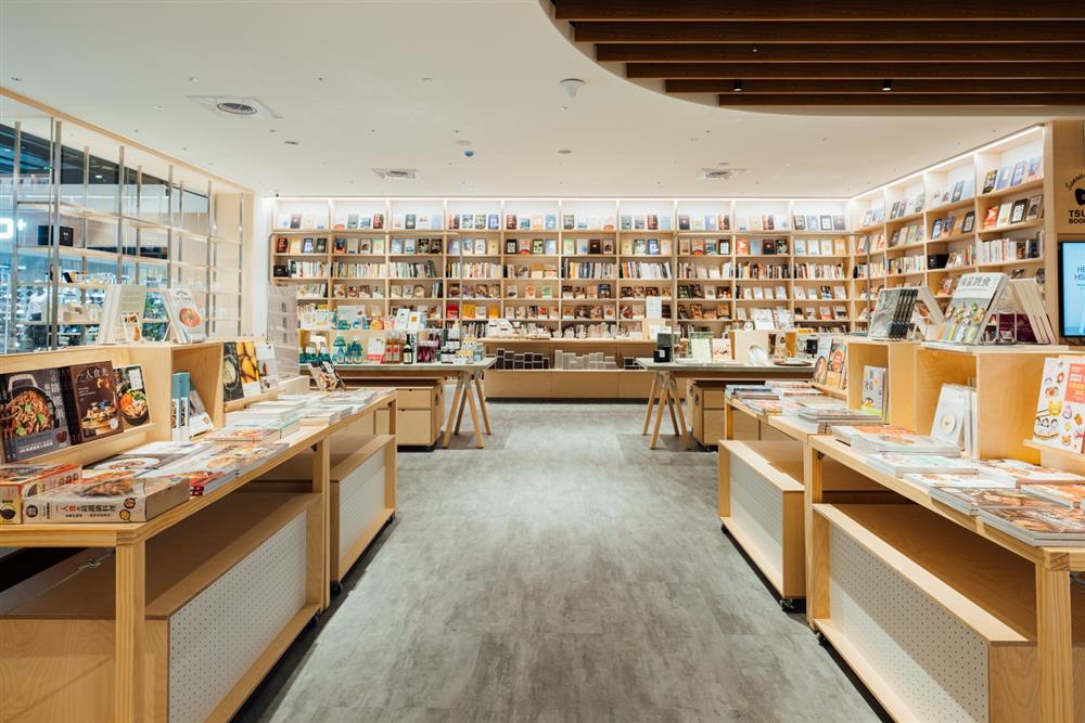 小檔◎圖2、飲食類書籍搭配飲食器皿的主題陳列、特色的店內吧檯將規劃課程與活動，提供給市民全新生活提案指南。