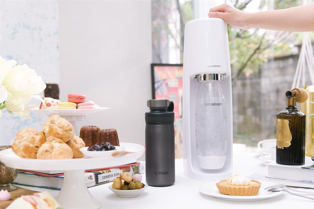 日本虎牌首創長效保冰、氣泡技術 MTA碳酸飲保冷瓶春夏氣泡上市_日本虎牌TIGER x sodastream 夏日限定組合(MTA T050鋼鐵灰+sodastream Spirit 白)_情境照3