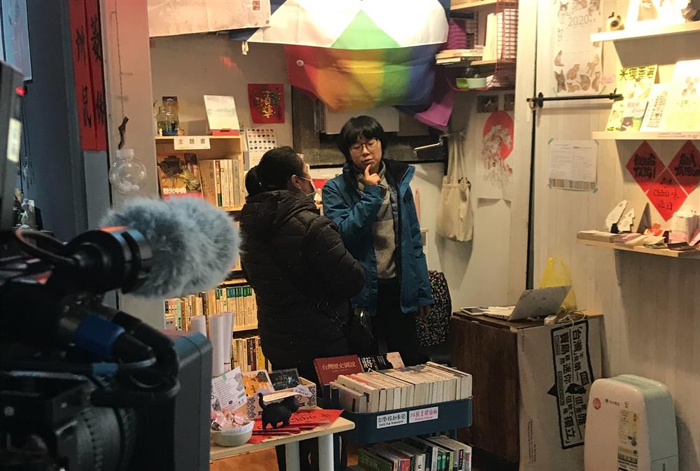 4.《愛別離苦》拍攝現場，楊力州與飾品店店主MOMO，兩側為家華與陳喵開設的獨立書店、淇姐的創意小物店。（圖片提供後場音像紀錄工作室）