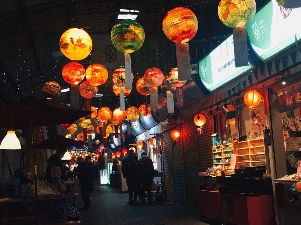 2.《愛別離苦》於桃園龍潭菱潭街拍攝近1年，挖掘當地女性的私密故事。（圖片提供後場音像紀錄工作室）