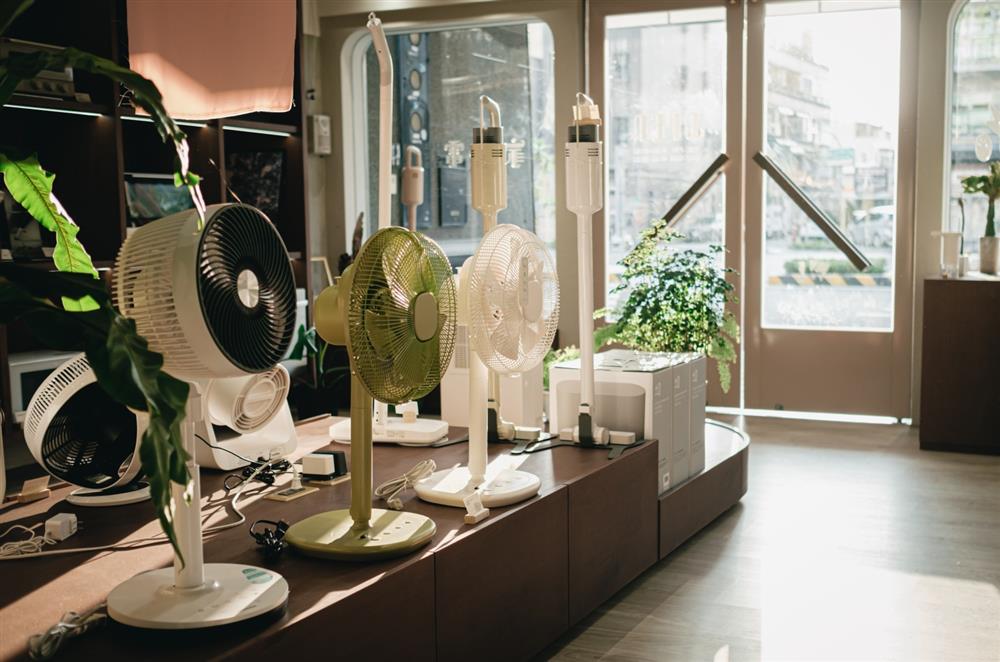 小檔14不僅販售家電，也提供傳統家電行沒有的居家電器美感配置方案，為現代人忙碌的生活節奏提供便利服務。