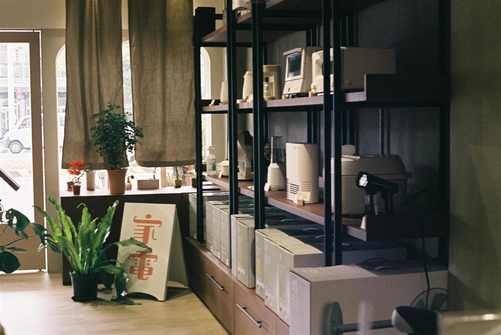 小檔09店內嚴選來自日本、歐美各國的設計家電，不只販售，更提供維修、家電搭配的一站式服務