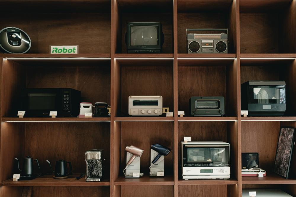 小檔05內部胡桃木的格狀陳列架，就如同家電的伸展台