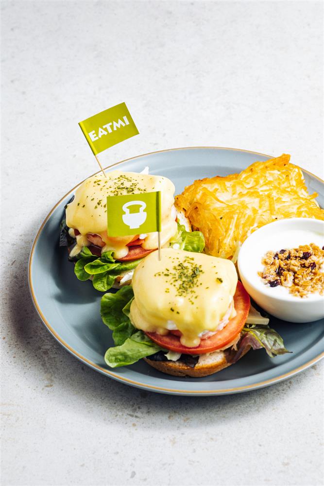 新米食品牌 EATMI 打造餐桌「米」冒險，開啟無麩飲食新浪潮_世界地球日聯名餐點_M One Cafe_鮮蝦班尼迪克蛋1