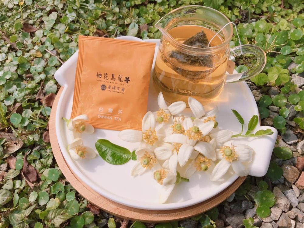 小檔圖五_三月時值柚花飄香,茶園活動再加碼期間限定的摘柚花體驗。 小檔圖五_三月時值柚花飄香,茶園活動再加碼期間限定的摘柚花體驗。