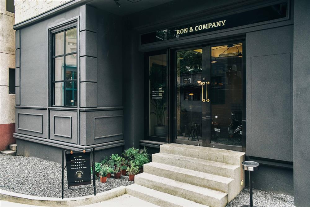 小檔1F-Wes Cafe Bar 魏斯咖啡廳 (上午) 02榕 洋行』共有B1-3F，每一個樓層打造出獨特美學風格空間， 讓來到這裡的顧客不僅僅在味蕾上獲得滿足，更是視、聽、味覺全方面的高質感饗宴。