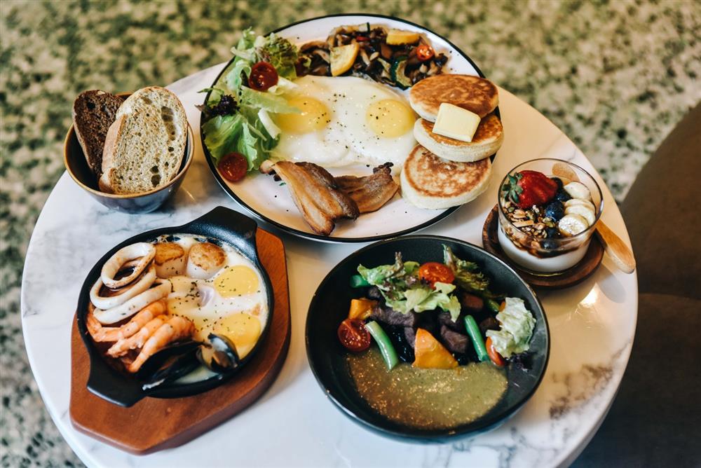 小檔R_C早午餐、骰子牛 烤蔬菜 綠咖哩黑米、南義海鮮烤蛋 蒜味番茄醬汁 全麥麵包