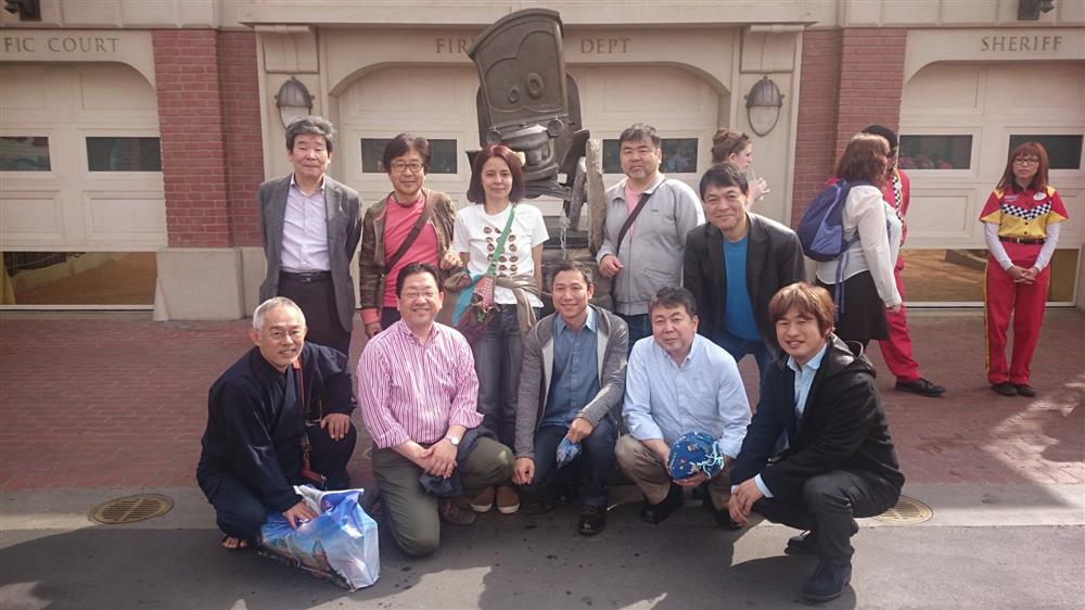 圖片來源：聯合數位文創提供。高畑勲導演(後排左1)、鈴木敏夫先生(前排左1)、吉卜力工作室星野康二會長(前排左2)與吉卜力員工前往美國參加影展之合影。