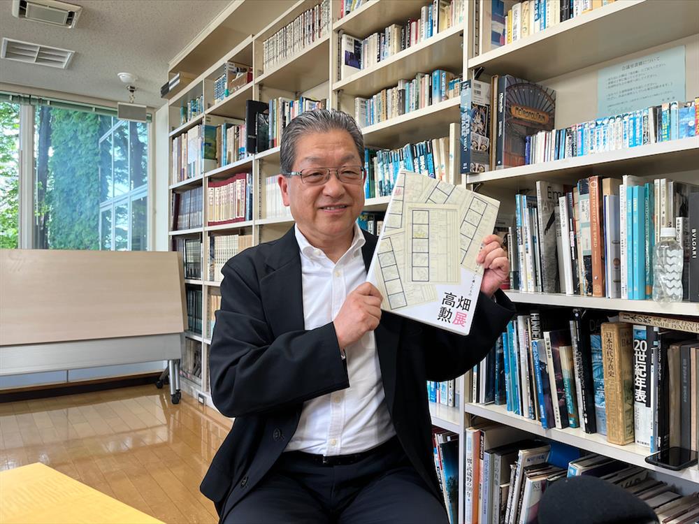 圖片來源：聯合數位文創提供。吉卜力工作室會長 星野康二先生線上接受台灣媒體聯訪，秀出高畑勲展圖錄