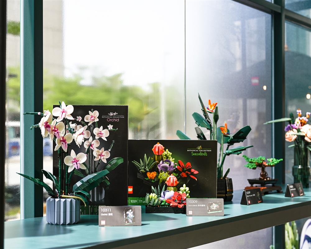 樂高搶先亮相「植」男「森」女們愛不釋手的「10309多肉植物」、以及母親節送禮首選「10311蘭花」，成為今夏最潮的母親節禮物。