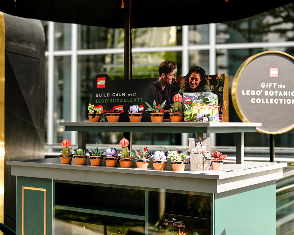 全台樂高指定店鋪祭出多項母親節期間限時優惠活動，消費樂高花藝系列，加上樂高精選系列任一盒組，即可獲得限量庭園花朵與蝴蝶樂高小包。