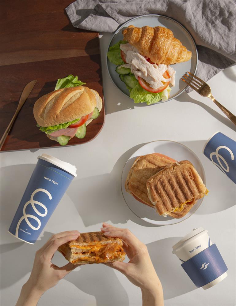 Metro Taipei X LOUISA COFFEE首創捷運聯名門市 大安森林公園店  推出專屬訂製咖啡配方及輕食新品(直式) Metro Taipei X LOUISA COFFEE首創捷運聯名門市 大安森林公園店  推出專屬訂製咖啡配方及輕食新品(直式)