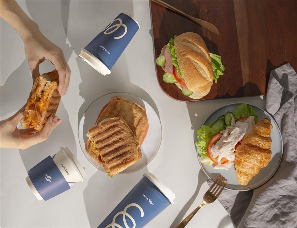 Metro Taipei X LOUISA COFFEE首創捷運聯名門市 大安森林公園店  推出專屬訂製咖啡配方及輕食新品(橫式) Metro Taipei X LOUISA COFFEE首創捷運聯名門市 大安森林公園店  推出專屬訂製咖啡配方及輕食新品(橫式)