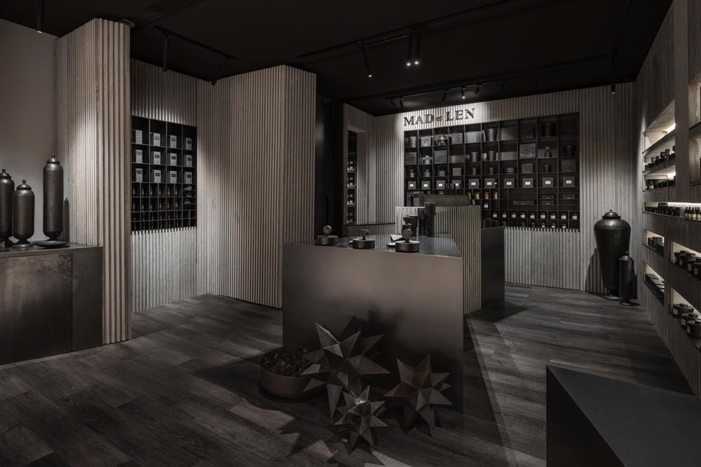 小檔MAD et LEN台灣旗艦店_Interior空間設計_1_圖片由質物霽畫提供藝術家李霽與『質物霽畫』工作室操刀，將大型雕塑概念融入空間架構，並在平面配置中融入了抽象字母設計，做出轉折的隱藏秩序。