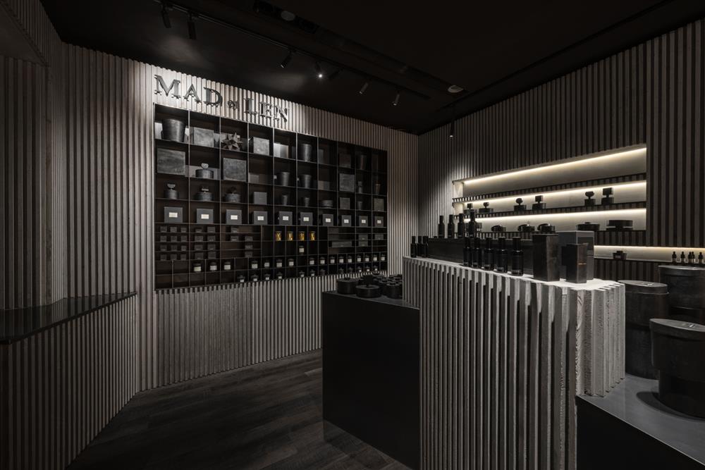 小檔MAD et LEN台灣旗艦店_Interior空間設計_2_圖片由質物霽畫提供位於台北信義誠品二樓的台灣旗艦店，是品牌在法國之外首間獨立門市，空間設計特別請到質物霽畫工作室和藝術家李霽操刀，整體概念未來也將成為MAD et LEN在全球展店的雛形。