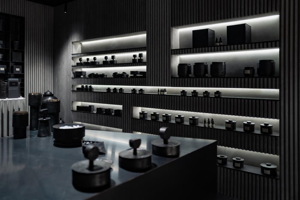 小檔MAD et LEN台灣旗艦店_Interior空間設計_5 轉化MAD et LEN對極簡質樸的信念，設計團隊選擇在介面、牆面上去增加流動性，讓空間是有光承載的介質，透過光影去創造陰影和明亮、實和虛的變化。