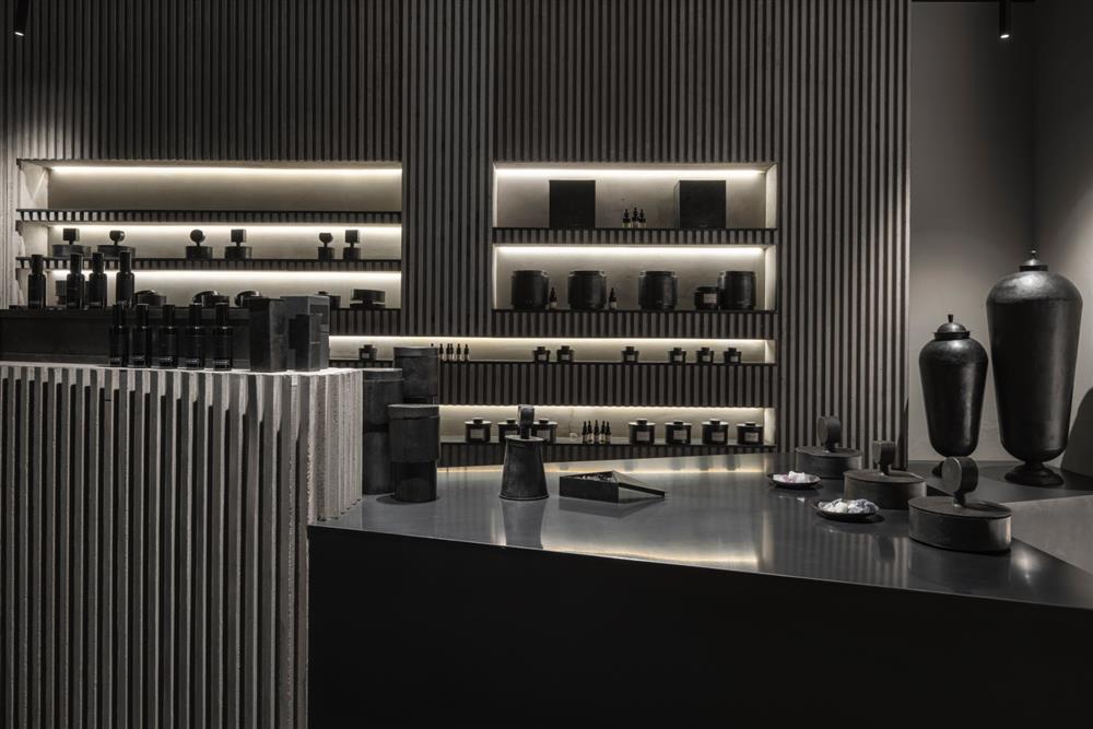 小檔MAD et LEN台灣旗艦店_Interior空間設計_3_圖片由質物霽畫提供周邊以MAD et LEN特有的黑色/黑鐵為主，牆面則選擇台灣常見的水泥牆和溝槽設計，用水泥的溫潤去平衡粗獷的黑。