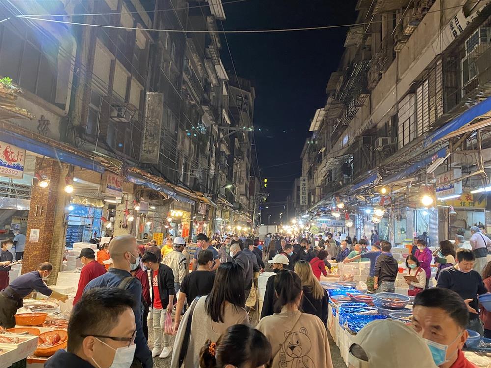圖五_老爺式旅行將帶旅人體驗在地生活日常，如基隆崁頂魚市場深夜叫賣文化，開發有別以往的城市旅遊行程