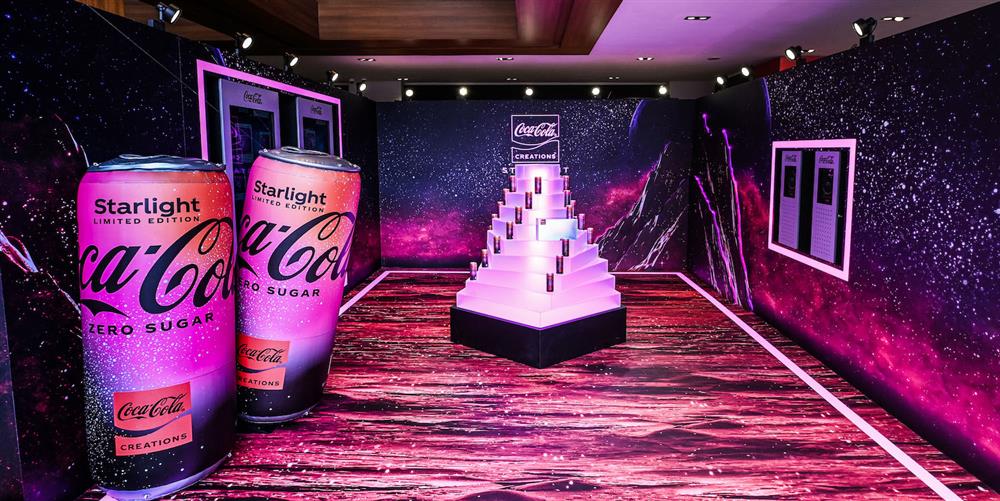 【「可口可樂」星河漫步快閃店】「可口可樂」即日起至5月31日在誠品生活南西店打造為期一個月的「可口可樂」星河漫步快閃店，現場完美復刻太空之旅，邀請消費者一起探索無垠星空(可口可樂公司提供)