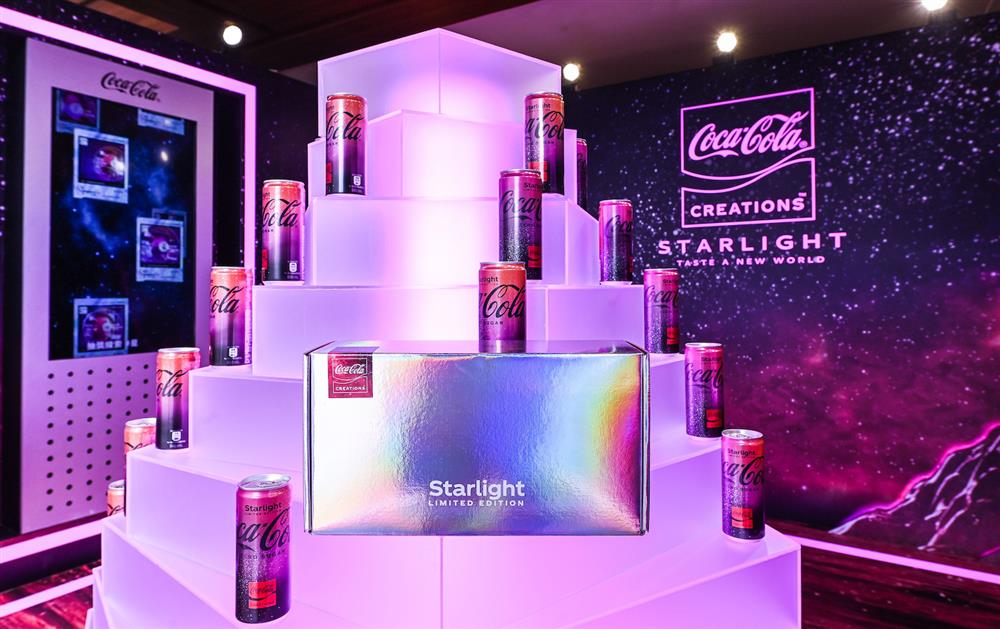 【「可口可樂」星河漫步快閃店】即日起至LINE官方帳號【Coca-Cola隨時樂】參與「可口可樂」星河漫步尋寶活動，完成指定活動即有機會抽中限量的「可口可樂」星河漫步禮盒 (可口可樂公司提供) 