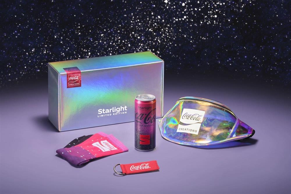 限量「可口可樂」星河漫步禮盒內含炫彩腰包一只、潮流襪一雙、手機帶一只及「可口可樂」星河漫步一罐(可口可樂公司提供)