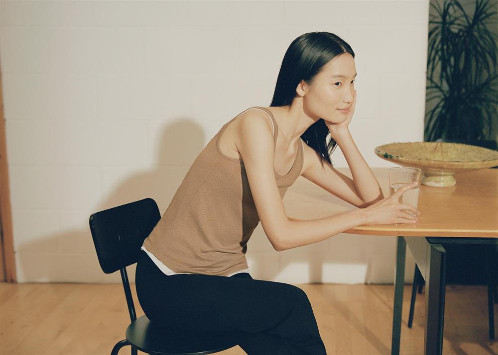 女裝Mame AIRism坦克背心_NT$590_5月下旬上市_情境圖1 女裝Mame AIRism坦克背心_NT$590_5月下旬上市_情境圖1