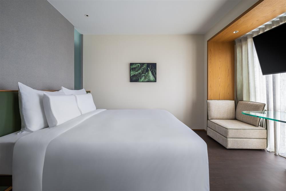 小檔新聞附件二–寒居酒店規畫有六種房型，共111間客房，包含2間套房，客房內皆配置有大面落地窗，引進自然光線