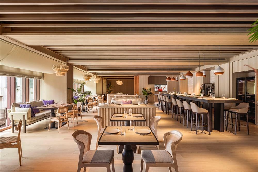 小檔寒居酒店-「BeGood」坐擁絕佳採光與蓊綠街景，柔和輕快色彩與綠化植栽塑造輕鬆度假氛圍