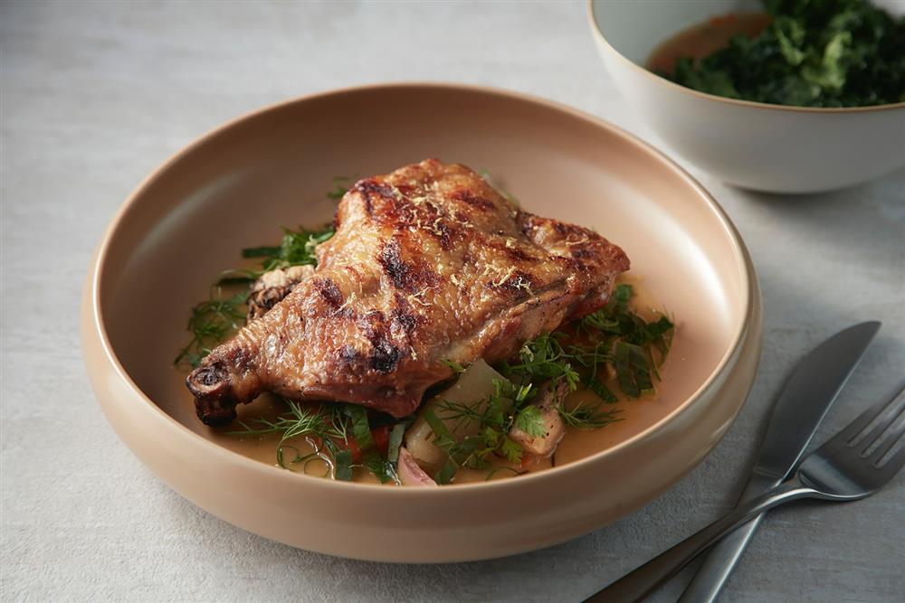 小檔寒居酒店-「BeGood」選用法國育種、台灣雲林養殖的紅牌薩索雞雞腿，以Josper 烤箱炭烤賦予煙燻香氣，外皮香脆，肉質緊實鮮嫩多汁