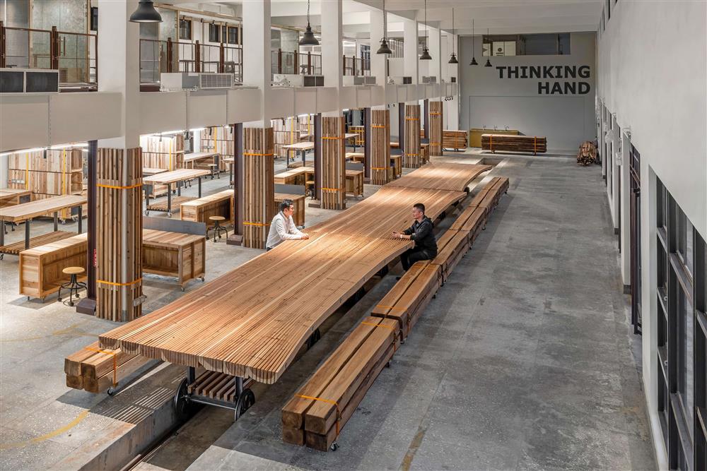 森林木人_01 三台18公尺鐵軌大台車工作桌_余梓勤攝