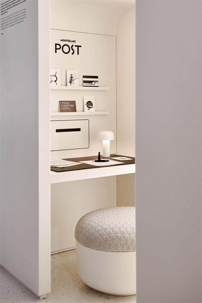 12.透過Montblanc Post服務，訪客可書寫明信片寄到世界各地