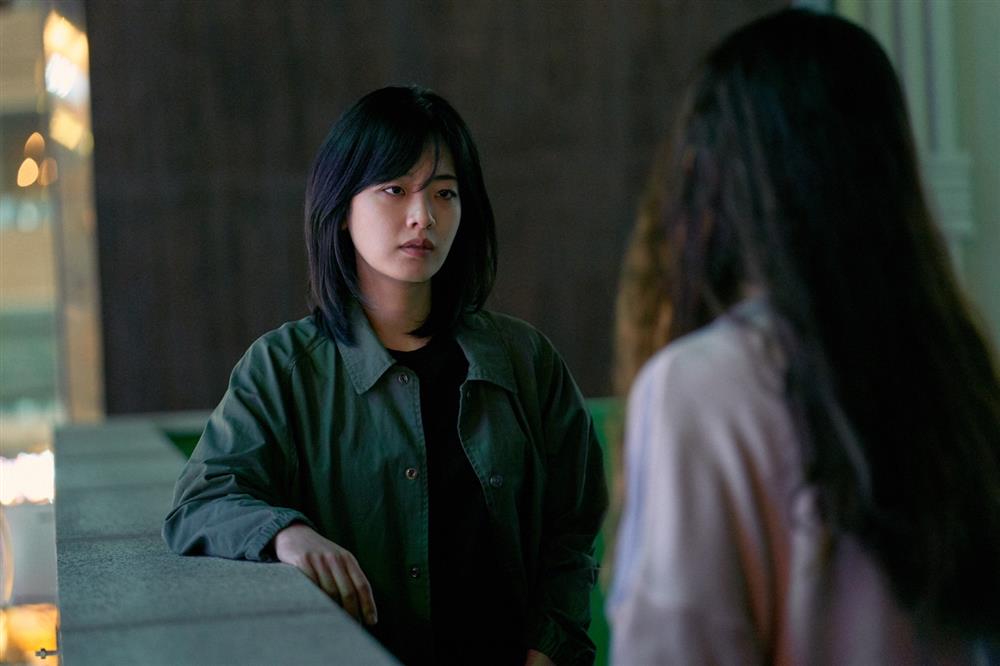 嬰兒轉運站_新聞稿照06_《梨泰院Class》李周映在電影中飾演裴斗娜的刑警夥伴「李刑警」