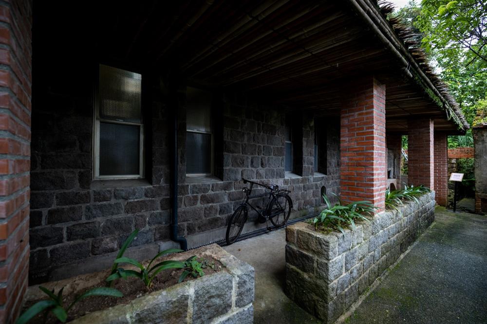 小檔ER5_0053故居建物保留了仿山西窯洞式的原有建物樣貌，並且推出「陽明山中的閻錫山」常設展覽