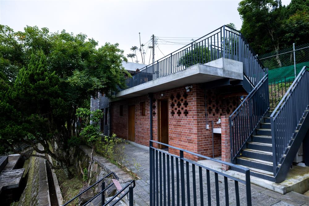 陽明山「閻錫山故居」重新開放！超過半世紀的石造、紅磚屋修復成新文化空間 La Vie