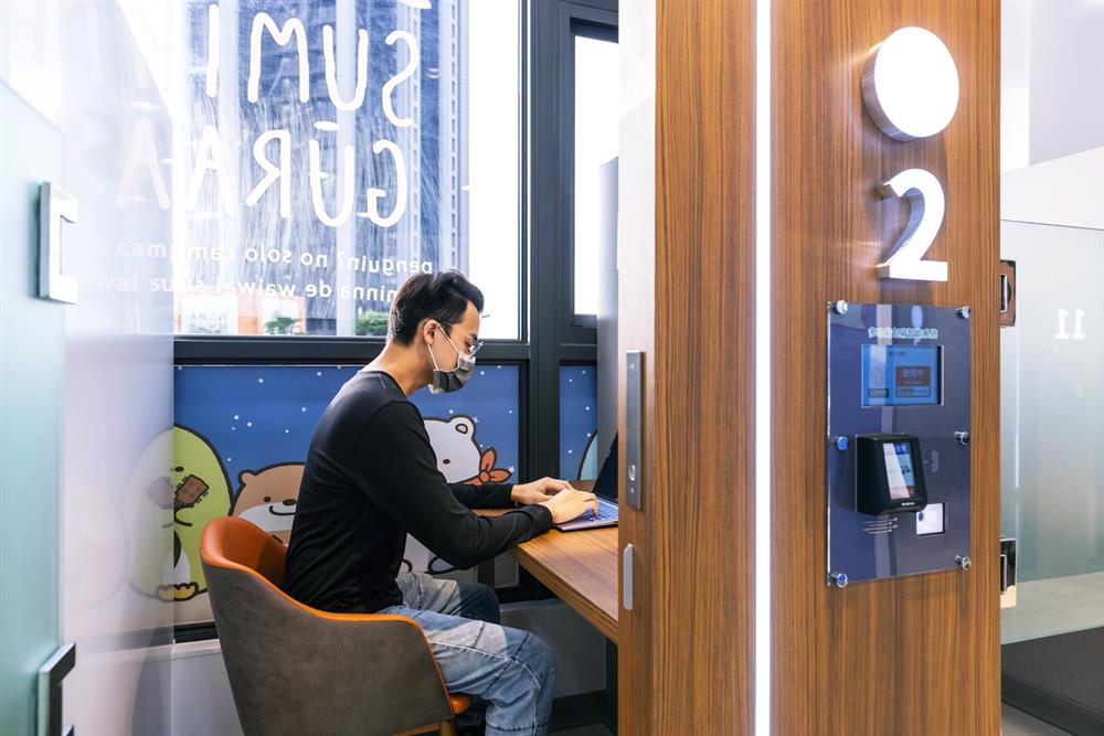 門市內打造個人化包廂與2-4人的獨立空間，滿足在外的上班族私人空間與獨立辦公需求