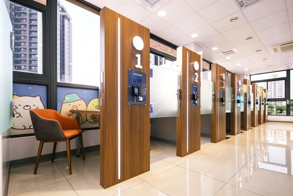 7-ELEVEN以三大策略「低接觸」、「高隱私」、「保持社交距離」首創「多功能包廂專區」，於門市內打造個人化包廂與2-4人的獨立空間