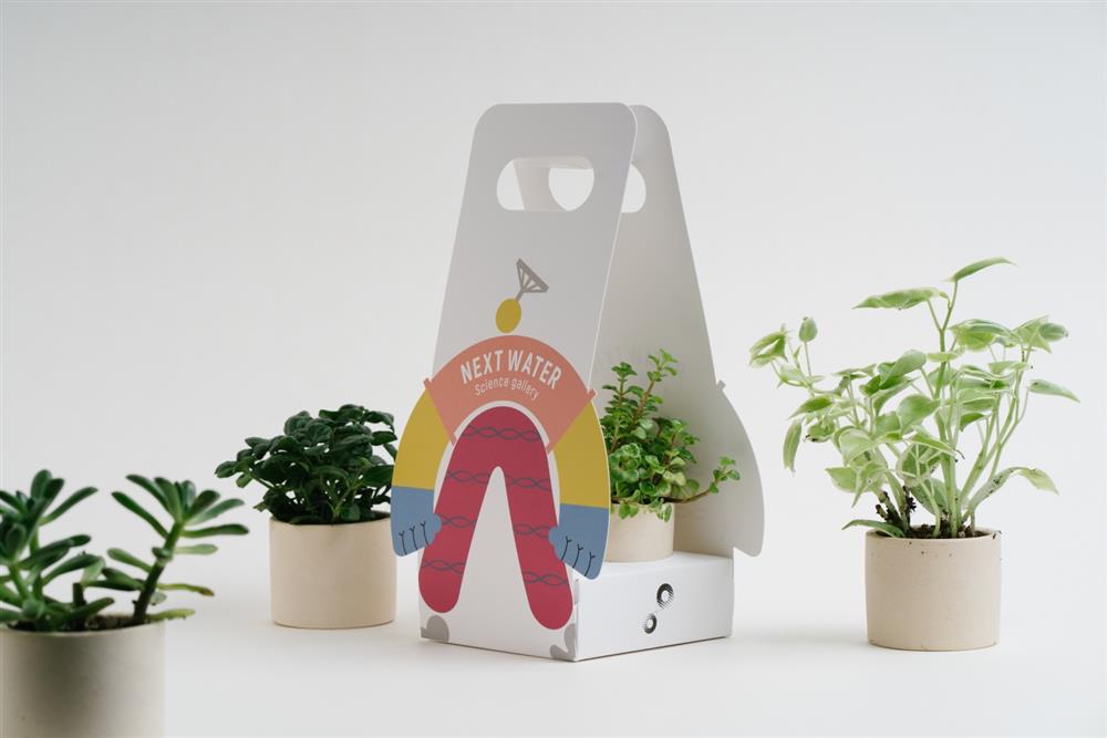 小檔01更取用污水處理過程中的污泥,燒製為盆器置入植物,搭配污水處理後可澆灌的再生放流水,作為展覽實驗性紀念物 小檔01更取用污水處理過程中的污泥,燒製為盆器置入植物,搭配污水處理後可澆灌的再生放流水,作為展覽實驗性紀念物