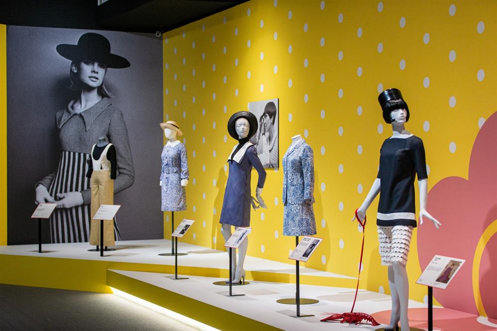 小檔131960-64 英式怪奇:瑪莉官將維多利亞時代的荷葉 邊、立領、燈籠褲和華美印花重新運用，突顯變 化的速度和其設計的現代性。