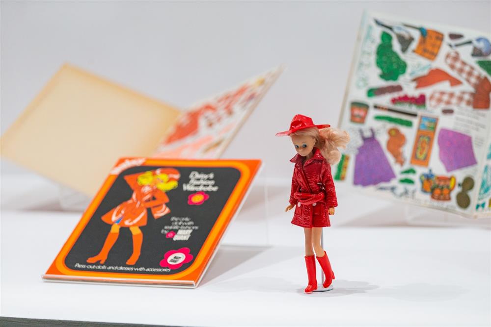 小檔19黛西娃娃身著迷你版瑪莉官服飾。