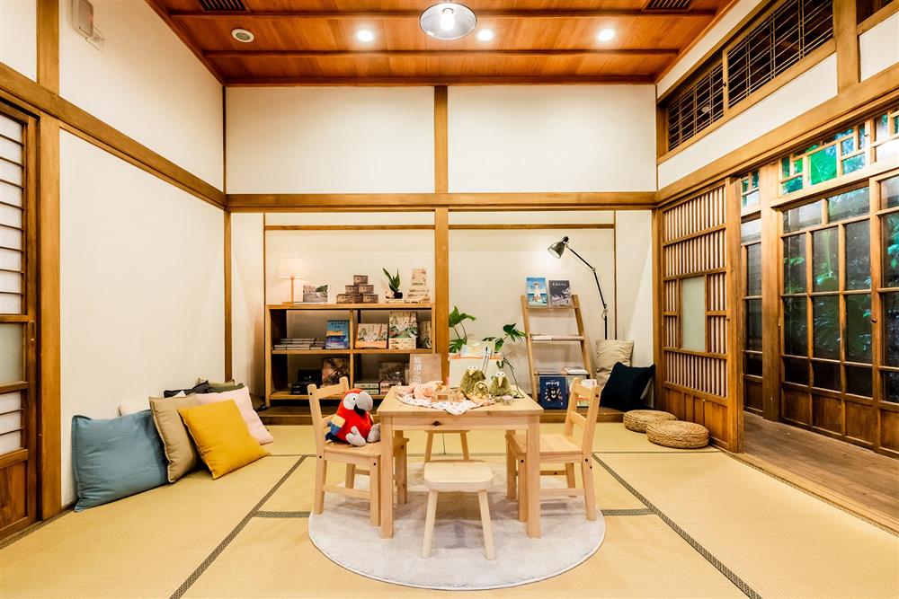 圖四：誠品書店「時光繪本書屋」特別在和室榻榻米上增設柔軟地毯與色彩繽紛的抱枕，為孩子打造如家一般舒適愜意的閱讀遊戲空間。