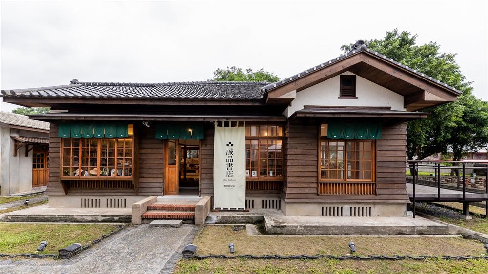 圖六：誠品書店「時光繪本書屋」於「基隆要塞司令部校官眷舍」精選展出繪本大師雍卡拉森作品等豐富中外文繪本童書，邀您體驗各國精彩創意。