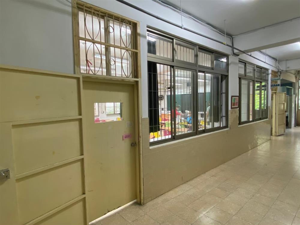 教室外廊鐵窗林立造成空間壓迫感