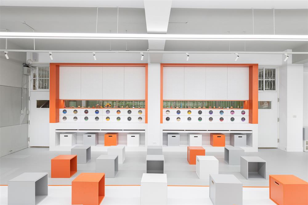 走廊窗戶的內側改造為兼具洞洞板牆的積木收納櫃-2