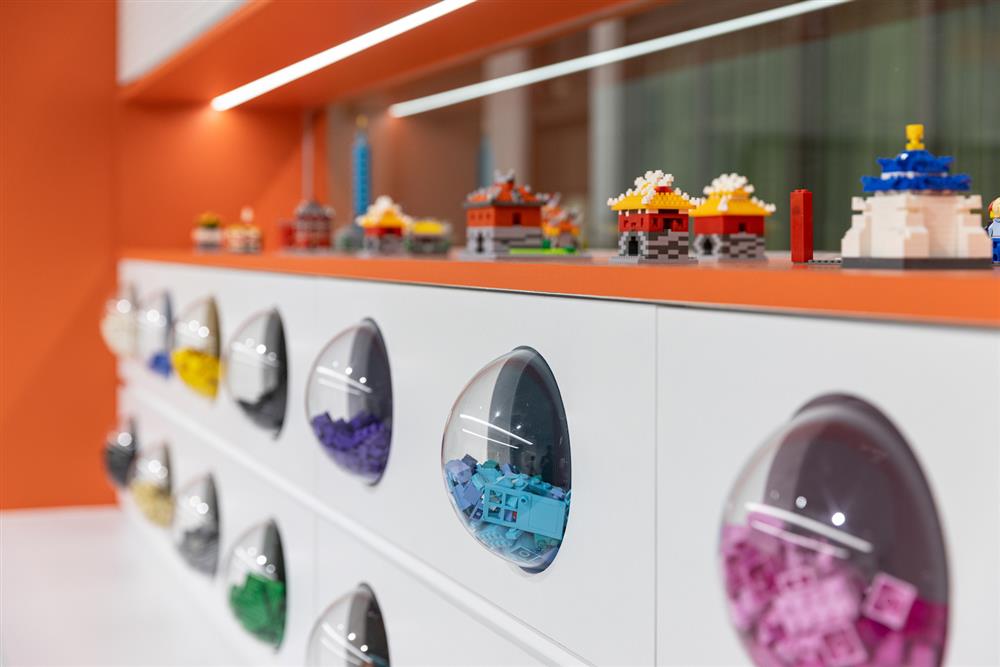 兼具洞洞板牆功能的積木收納櫃