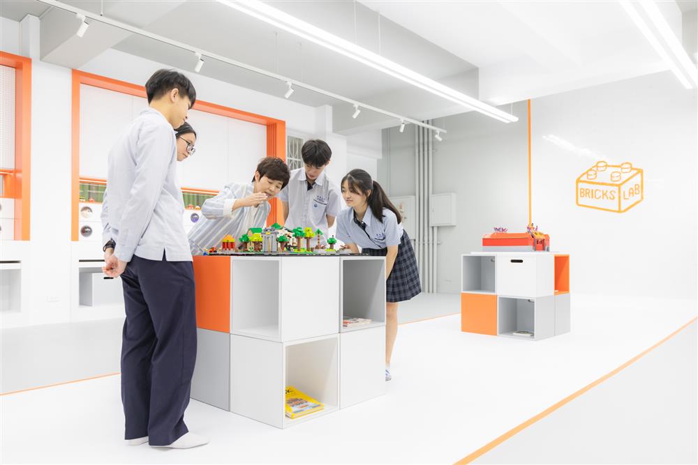 模組化的方塊椅可轉換成教學、展覽及講座模式