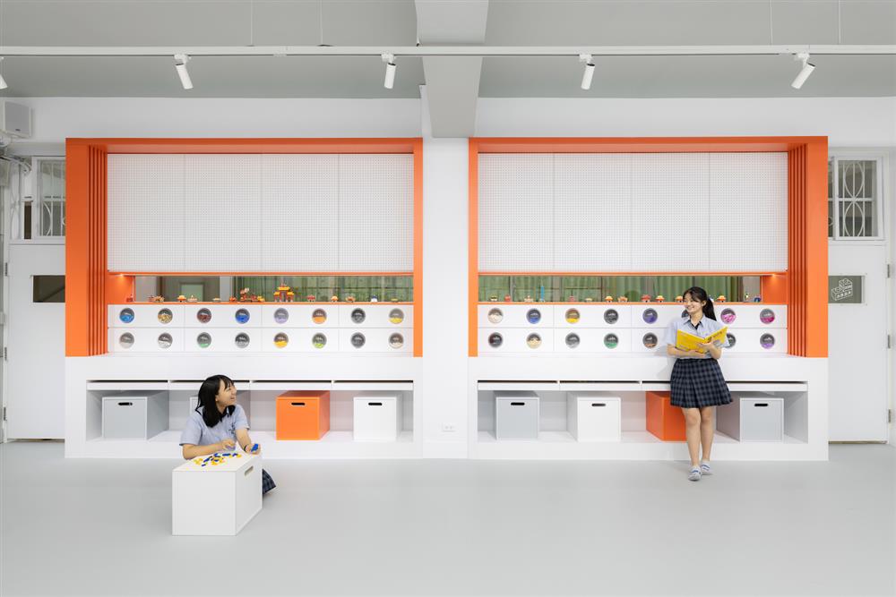 走廊窗戶的內側改造為兼具洞洞板牆的積木收納櫃-1